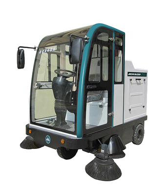 全封闭驾驶式扫地车