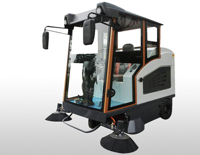 驾驶式电动扫地机